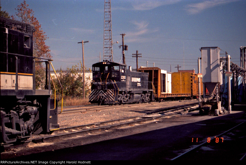 NS 2355 switching the yard